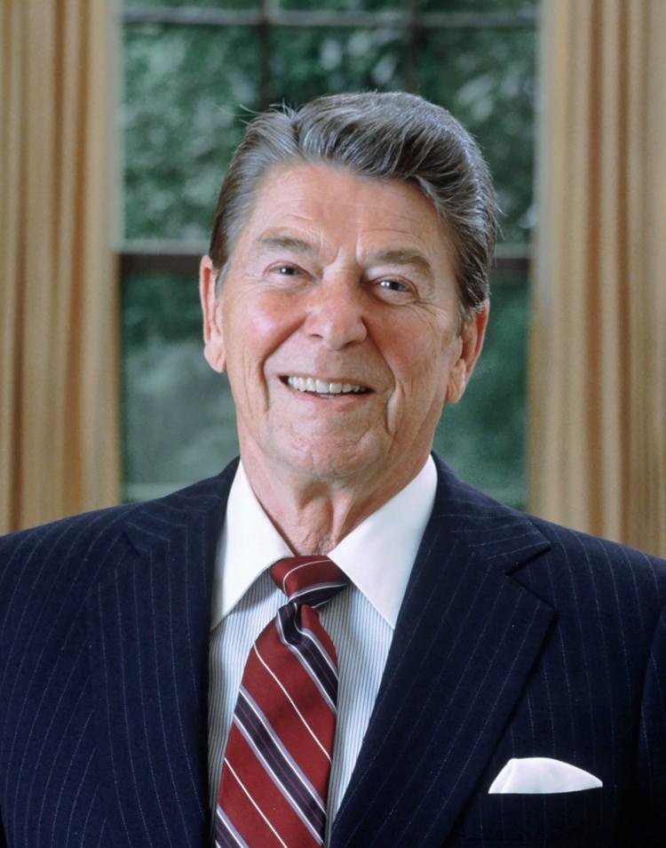 <p>Ronald Reagan, 30 Mart 1981&rsquo;de Washington DC&rsquo;de bir otelden &ccedil;ıkarken silahlı saldırıya uğradı. 25 yaşındaki John Hinckley Jr., Reagan otelden &ccedil;ıkıp zırhlı aracına doğru giderken saldırgan altı el ateş etti. <strong>Oyuncu Jodie Foster&rsquo;ı etkilemek i&ccedil;in </strong>bu eylemi ger&ccedil;ekleştirdiği ortaya &ccedil;ıktı. Reagan ağır yaralanmasına rağmen hastanede tedavi edilerek hayatta kaldı. ABD tarihinde derin izler bırakan bu olay sadece 1.7 saniye s&uuml;rd&uuml;.</p>
