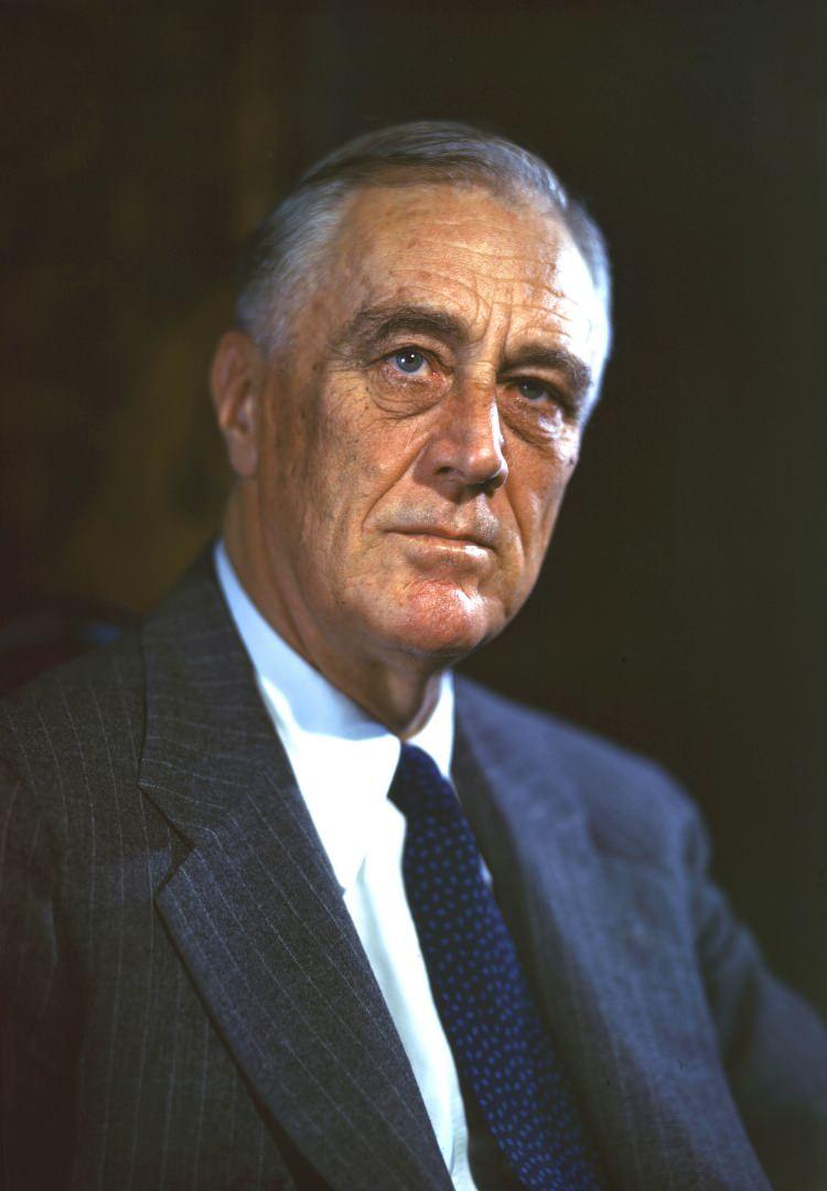 <p>Franklin D. Roosevelt, 15 Şubat 1933&rsquo;te Miami&rsquo;de &uuml;st&uuml; a&ccedil;ık bir ara&ccedil;ta yaptığı bir konuşma sırasında silahlı saldırıya hedef oldu. Saldırgan Giuseppe Zangara kalabalığın arasından beş el ateş a&ccedil;tı ancak Roosevelt&rsquo;i ıskaladı; kurşunlar &ccedil;evredeki kişilere isabet etti ve Anton Cermak hayatını kaybetti. Saldırganın siyasi d&uuml;zene ve liderlere karşı &ouml;fke duyduğu biliniyordu. Kalabalıktaki Lillian Cross adından bir kadının saldırganın kolunu yakalayıp havay kaldırması, mermilerin y&ouml;n&uuml;n&uuml; saptırarak Roosevelt saldırıdan yara almadan kurtulmasına neden oldu.</p>
