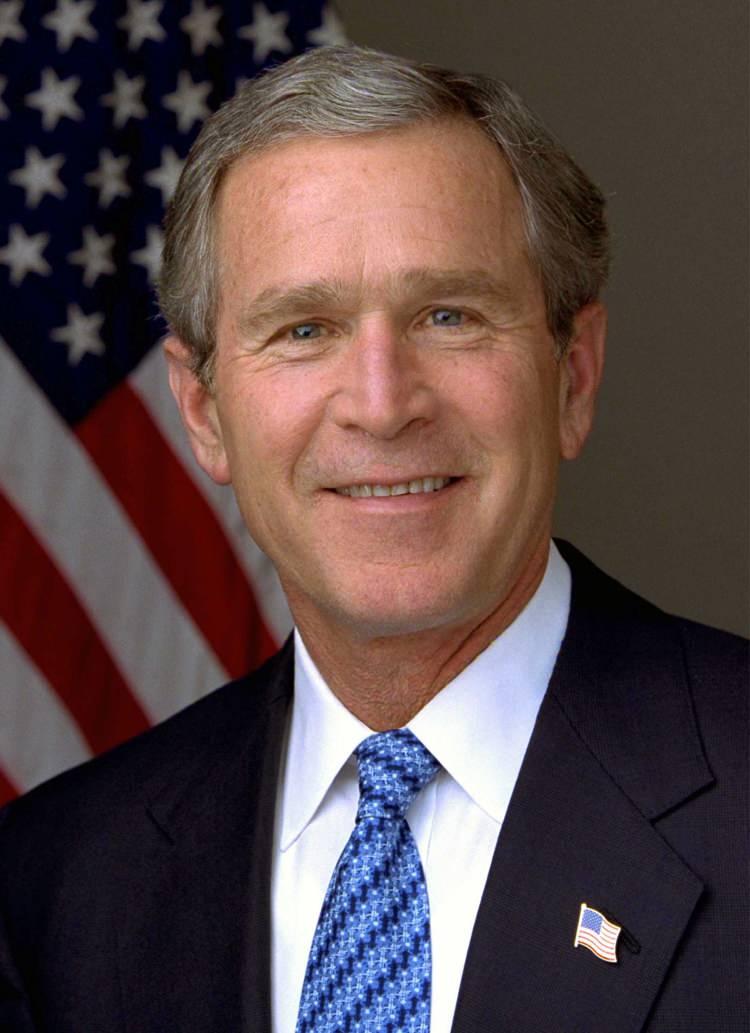<p>George W. Bush, 10 Mayıs 2005&rsquo;te Tiflis&rsquo;te d&uuml;zenlenen bir miting sırasında el bombalı saldırı girişiminin hedefi oldu. Saldırgan Vladimir Arutyunian pimi &ccedil;ekilmiş RGD-5 el bombasını Bu&rsquo;h'un konuşma yaptığı alana doğru fırlattı. El bombası, Bush&rsquo;un sadece 20-30 metre uzağındaki bir &ccedil;ocuğun kafasına &ccedil;arptı ve yere d&uuml;şt&uuml;. Ancak bomba patlamadı. Bush saldırıdan zarar g&ouml;rmeden kurtuldu. Saldıgan Arutyunian evinde yakalandı. Bush&rsquo;u &ouml;ld&uuml;rmeyi planladığını a&ccedil;ık&ccedil;a itiraf eden Aruyunian hi&ccedil; pişman olmadığını dile getirdi. G&uuml;rcistan&rsquo;da &ouml;m&uuml;r boyu hapis cezasına &ccedil;arptırıldı.</p>
