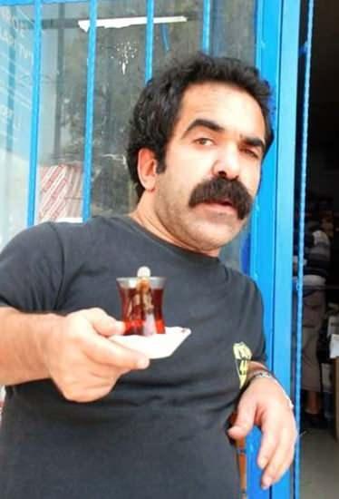 <p>Ge&ccedil;tiğimiz aylarda bir kafede &ccedil;ay dağıtırken g&ouml;r&uuml;nt&uuml;lenen &uuml;nl&uuml; isim uzun zaman sonra tekrar g&ouml;r&uuml;nt&uuml;lendi.i&nbsp;</p>
