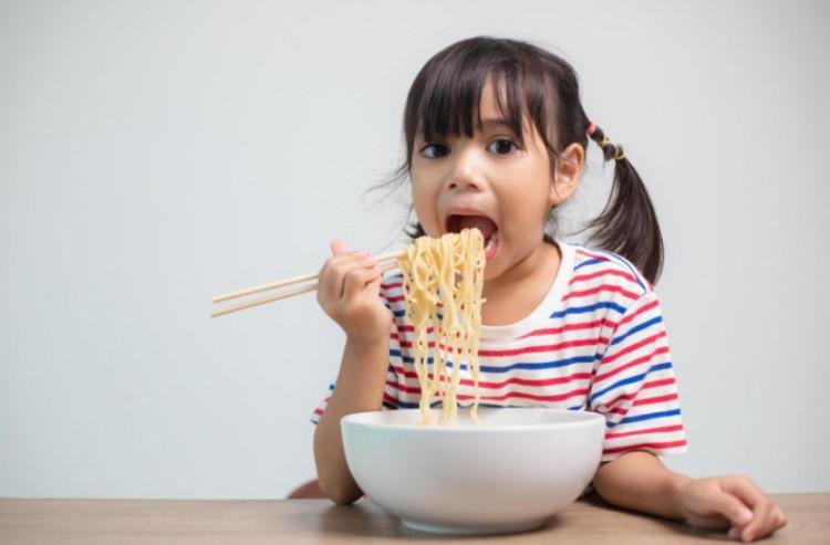 <p><strong>Genellikle "yetişkin hastalığı" olarak bilinen hipertansiyon, artık &ccedil;ocukluk &ccedil;ağının en b&uuml;y&uuml;k sağlık sorunlarından biri haline geldi. Yanlış beslenme alışkanlıkları, damar sertliğinin temellerini hen&uuml;z oyun &ccedil;ağında atıyor.</strong></p>
