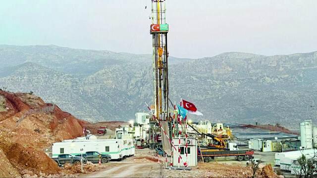 <p>T&Uuml;RKİYE G&Uuml;NDE KA&Ccedil; VARİL PETROL &Uuml;RETİYOR?</p>

<p>Peki bu tabloda T&uuml;rkiye nerede yer alıyor?</p>

<p><strong>Global Fire Power verilerine g&ouml;re T&uuml;rkiye&rsquo;nin g&uuml;nl&uuml;k petrol &uuml;retimi</strong>, k&uuml;resel devlerle kıyaslandığında sınırlı kalsa da son yıllarda yapılan yatırımlar ve keşiflerle birlikte artış eğilimi g&ouml;steriyor.</p>

<p>Enerji uzmanları, T&uuml;rkiye&rsquo;nin &ouml;zellikle yeni keşifler ve teknolojik yatırımlarla &ouml;n&uuml;m&uuml;zdeki yıllarda &uuml;retim kapasitesini artırabileceğini vurguluyor.</p>
