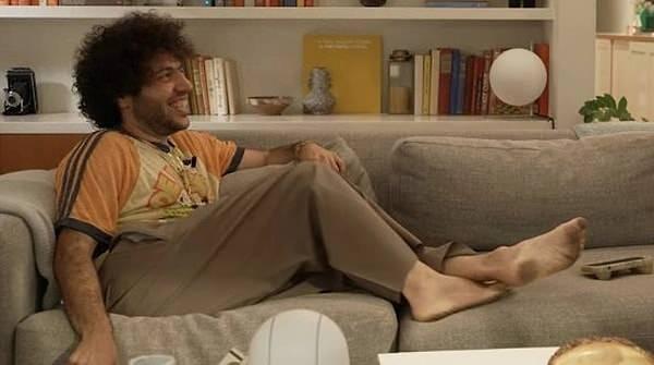 <p><strong>&Uuml;nl&uuml; m&uuml;zik yapımcısı ve prod&uuml;kt&ouml;r Benny Blanco, eşi Gomez ile &ccedil;ektikleri videoda ayaklarının kiri ile dikkatleri &uuml;zerine &ccedil;ekmiş ve sosyal medyada eleştiri yağmuruna tutulmuştu.</strong></p>
