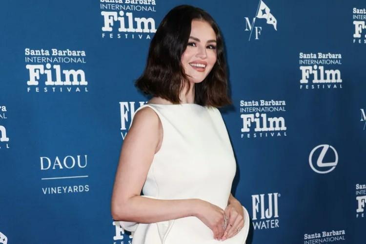 <p><strong>Gomez'in ayrıca eşinin hijyenik olmayan kişisel bakım rutini hakkında yaptığı a&ccedil;ıklamalarla da g&uuml;ndeme bomba gibi oturmuştu. Eşi Blanco'nun i&ccedil; &ccedil;amaşırını 7 g&uuml;nde bir değiştiğini ve bu şekilde sevdiğini s&ouml;ylemesi şoke etmişti.</strong></p>
