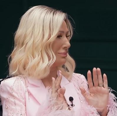 <p><span style="color:#B22222"><strong>"EVLERE SOKMAM"</strong></span></p>

<p><strong>Sayan, g&ouml;rd&uuml;kleri karşısında midesi bulanıp y&uuml;z&uuml;n&uuml; ekşitirken sert ifadeler kullandı: <span style="color:#800080"><em>"Ben onu evlere sokmam. Pis, iğren&ccedil;!"</em></span> &Uuml;nl&uuml; sanat&ccedil;ının bu &ccedil;ıkışı kısa s&uuml;rede destek mesajlarıyla g&uuml;ndem oldu.</strong></p>
