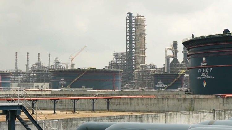 <p>Ge&ccedil;tiğimiz hafta Kenya'nın başkenti Nairobi'de d&uuml;zenlenen Afrika'yı İnşa Ediyoruz zirvesinde konuşan Dangote, Kenya Devlet Başkanı William Ruto ve Uganda Devlet Başkanı Yoweri Museveni ile aynı paneli paylaştı. Nijerya'da 20 milyar dolarlık yatırımla kurulan ve halihazırda Avrupa'ya yakıt ihra&ccedil; eden rafinerinin, Afrika'nın kendi kaynaklarına değer katmasının en somut &ouml;rneği olduğu vurgulandı.</p>

