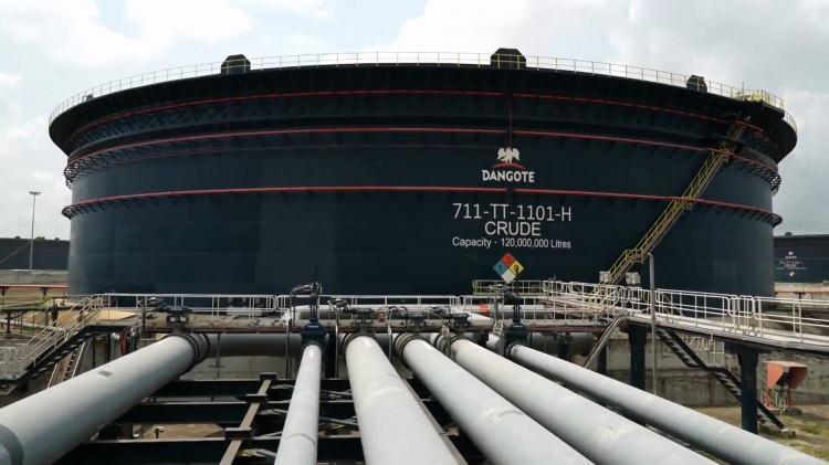 <p><strong>"BİZİ DURDURABİLECEK Hİ&Ccedil;BİR ŞEY YOK"</strong></p>

<p>Ortadoğu'daki istikrarsızlığın k&uuml;resel enerji arzı ve fiyat dalgalanmaları &uuml;zerindeki etkilerine dikkat &ccedil;ekilen haberde, Dangote'nin hamlesinin kıta i&ccedil;in dengeleyici bir g&uuml;&ccedil; olduğu belirtildi. Afrika'nın hammadde ihra&ccedil; edip işlenmiş &uuml;r&uuml;n ithal ederek 1,4 milyar n&uuml;fusunu daha da yoksullaştırdığını savunan Dangote, yeni rafineri planını şu s&ouml;zlerle a&ccedil;ıkladı:</p>

<p>"Burada bulunan iki devlet başkanından s&ouml;z alabilirim. Eğer rafineriyi desteklerlerse, Nijerya'da sahip olduğumuz 650 bin varillik tesisin aynısını inşa edeceğiz. Bu işe yarayacak. Bizi durdurabilecek hi&ccedil;bir şey yok. Nijerya'dakini başardık ve bu y&uuml;zden halihazırda başlamış olduğumuz bu cesur adımı atıyoruz. Kazık &ccedil;akma işlemleri başladı. Bunu b&uuml;y&uuml;k bir &ouml;l&ccedil;ekte inşa ediyoruz. G&uuml;nl&uuml;k 1,4 milyon varil ile d&uuml;nyanın en b&uuml;y&uuml;k rafinerisi olacak. Bu birincisi. İkincisi, t&uuml;m ABD'nin rafinaj kapasitesinin y&uuml;zde 10'una sahip olacağız ve bu durum beraberinde b&uuml;y&uuml;k bir petrokimya kapasitesi getirecek."</p>
