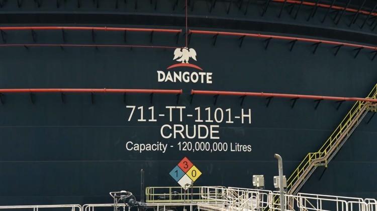 <p>"KENDİ PARANIZI YATIRDIĞINIZDA SİZE KATILACAKLARDIR"</p>

<p>B&ouml;lgesel entegrasyonun derinleştirilmesi &ccedil;ağrısında bulunan Dangote, vize kısıtlamaları ve b&uuml;rokratik engellerin Afrika i&ccedil;indeki ticareti zorlaştırdığına işaret etti. Yabancı yatırımcıları &ccedil;ekmek i&ccedil;in &ouml;ncelikle Afrikalıların kendi kıtalarına g&uuml;venmesi ve kurumsal destek sağlaması gerektiğini vurgulayan Dangote, Washington'da katıldığı bir forumda durumu şu ifadelerle &ouml;zetledi:</p>

<p>&nbsp;</p>
