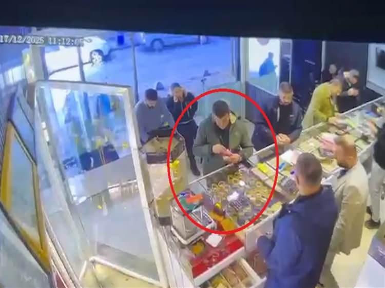 <p>&Ouml;te yandan Ş&uuml;kr&uuml; Kaya'nın &ccedil;aldığı altınları kuyumcuda bozdurduğu anlar g&uuml;venlik kamerasına yansıdı.</p>
