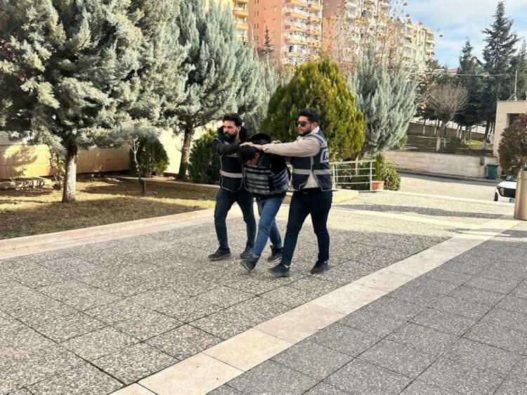 <p><strong>"KAPIYI SU İ&Ccedil;MEK BAHANESİYLE &Ccedil;ALDIM"</strong></p>

<p>&nbsp;</p>

<p>Ş&uuml;kr&uuml; Kaya, olay anıyla ilgili olarak, <strong><em>&ldquo;Olay g&uuml;n&uuml; kapıyı &ccedil;antamı bırakmak ve <span style="color:#A52A2A">su i&ccedil;mek bahanesiyle &ccedil;aldım.</span> Su i&ccedil;tikten sonra boğuşma meydana geldi. Daha &ouml;nce eşimle evlerine misafirliğe gitmiştim. <span style="color:#A52A2A">Boğuşmadan sonra elime aldığım bı&ccedil;akla &ouml;ld&uuml;rd&uuml;kten sonra kolundaki bilezikleri &ccedil;ıkardım.</span> Olayın bir ay &ouml;ncesinde kolundaki altınları almayı d&uuml;ş&uuml;nmeye başlamıştım ama &ouml;ld&uuml;rmek niyetinde değildim. </em></strong></p>

<p>&nbsp;</p>

<p><strong><em>Eşimin bu durumdan haberi yoktu, o esnada eşim kendi evimizdeydi. <span style="color:#A52A2A">G&uuml;lhan B&ouml;r&uuml;lce&rsquo;nin evde tek olduğunu tespit etmek i&ccedil;in kapının &ouml;n&uuml;n&uuml; fotoğraflıyordum. </span>Evde kimin ayakkabısının olup olmadığına bakıyordum. </em></strong></p>

<p>&nbsp;</p>

<p><strong><em>Tek olduğu zamanı tespit etmek i&ccedil;in kapısının fotoğraflarını &ccedil;ekiyordum. Olay esnasında &ouml;ld&uuml;rme kararı aldım.&rdquo;</em></strong> dedi.</p>
