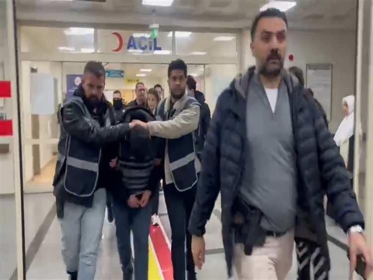 <p>Siirt 1&rsquo;inci Ağır Ceza Mahkemesi&rsquo;nde g&ouml;r&uuml;len davanın ilk duruşmasına G&uuml;lhan B&ouml;r&uuml;lce&rsquo;nin eşi, kardeşi ve yakınları, tutuklu sanıklar ile avukatları katıldı.</p>

<p>&nbsp;</p>

<p>Duruşmada verdiği ifadesinde kumar borcunun olduğunu ve G&uuml;lhan B&ouml;r&uuml;lce&rsquo;nin kolundaki bilezikleri almak i&ccedil;in plan yaptığını belirten Ş&uuml;kr&uuml; Kaya, <strong><em>&ldquo;2022 yılından beri kumara s&uuml;r&uuml;klendim. S&uuml;rekli maddi sıkıntılar ve ailevi sorunlar yaşadım. Bundan kaynaklı borcum vardı ve bu bor&ccedil;ları eşimden saklıyordum. Amacım tehdit edip altınlarını almaktı.&rdquo;</em></strong> dedi.</p>
