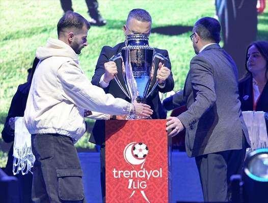 <p>Alanı dolduran binlerce mavi-beyazlı taraftar, vin&ccedil;lerle alana asılan "Bir dadaş gibi" ve "Nesilden nesile b&uuml;y&uuml;yor sevdan" pankartlarıyla takımlarının şampiyonluk coşkusuna ortak oldu.</p>
