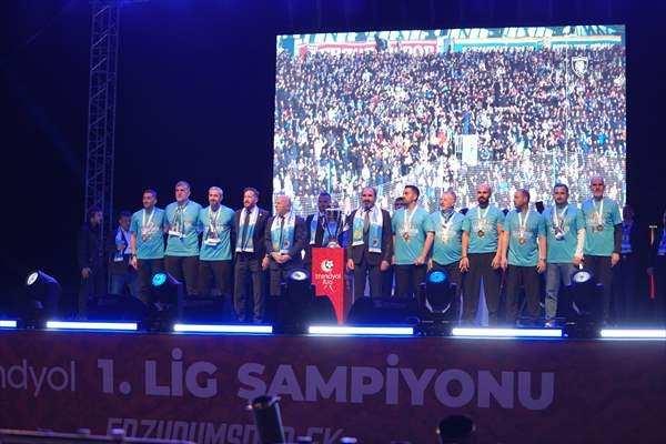<p>Kutlama t&ouml;reninde konuşan T&uuml;rkiye Futbol Federasyonu (TFF) Başkan Vekili Mecnun Otyakmaz, Erzurum temsilcisinin &ouml;zellikle ligin ikinci yarısında g&ouml;sterdiği başarıya dikkat &ccedil;ekti.</p>
