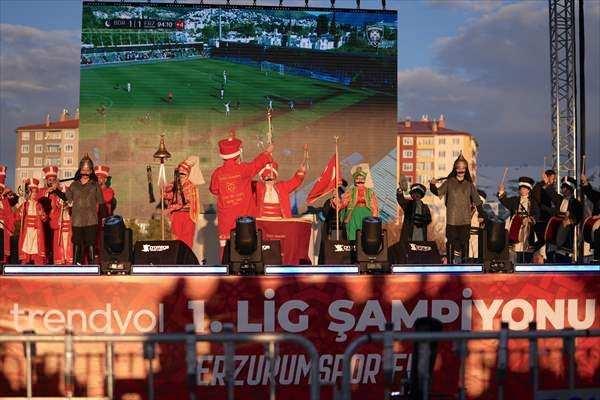 <p>Burada d&uuml;zenlenen program saygı duruşunda bulunulması, İstiklal Marşı'nın okunması, Atat&uuml;rk &Uuml;niversitesi &Ouml;zel Vakıf Okulları mehteran ve zeybek ekibi ile B&uuml;y&uuml;kşehir Belediyesi bar ekibinin g&ouml;sterisiyle başladı.</p>
