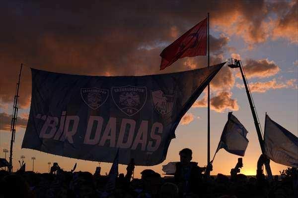 <p>"Bu başarı yılların emeğiyle, sabrıyla ve alın teriyle yoğruldu. Zor zamanlardan ge&ccedil;tik. Eleştirildik, tezah&uuml;ratlarla karşılandık. Yorulduk, yıprandık ama bu sevdaya, bu armaya hizmet etmekten hi&ccedil; vazge&ccedil;medik. Bu takımı tarihi şampiyonluğa kavuşturmaya olan inancımızdan asla vazge&ccedil;medik. &Ccedil;&uuml;nk&uuml; biz biliyorduk bu arma pes etmeyi bilmez, bu şehir diz &ccedil;&ouml;kmez. Bug&uuml;n geldiğimiz nokta asla tesad&uuml;f değil. Bu başarı hepimizin ve bu daha başlangı&ccedil;. Erzurumspor'umuzu layık olduğu yerlere taşımak i&ccedil;in hep beraber aynı inan&ccedil;la, aynı kararlılıkla &ccedil;alışmaya devam edeceğiz. &Ccedil;&uuml;nk&uuml; biz birlikte g&uuml;&ccedil;l&uuml;y&uuml;z."</p>
