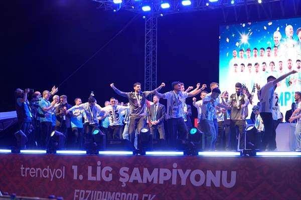 <p>Erzurumspor FK Onursal Başkanı Mehmet Sekmen de şampiyonluk kutlamaları nedeniyle heyecanlı olduğunu ifade ederek, "Bug&uuml;n burada sadece bir şampiyonluğu değil, bir kupanın etrafında değil, bir şehrin, bir idealin &ouml;n&uuml;nde, &ouml;z&uuml;nde toplanmış bulunuyoruz. Biz yılmadık. Biliyoruz ki bu şehrin ruhunda birlik, beraberlik, ruh, heyecan ve başarı var. Bu şehrin ruhunda gayret var. Hep beraber bu şehri tekrar ayağa kaldıracağız. &Ccedil;&uuml;nk&uuml; bu şehrin ruhunda şampiyonluk var. T&uuml;rkiye Cumhuriyeti'ni kuran ruh, ideal, azim var. İnşallah biz bu ruhu, bu ideali yeniden ayağa kaldırmak zorundayız." ifadelerini kullandı.</p>
