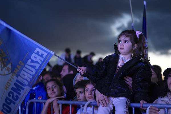 <p>Konuşmaların ardından sahneye tek tek &ccedil;ağrılan teknik heyet ve futbolculara madalyaları ve şampiyonluk kupası verildi.</p>
