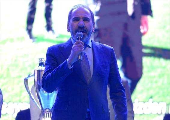 <p>Mavi-beyazlı takımın şampiyonluğu hak ettiğini belirten Otyakmaz, "G&ouml;sterilen başarılı performans ile şampiyonluğu anasının ak s&uuml;t&uuml; gibi hak eden sizleri, takımınızı, malzemecisinden y&ouml;netimine kadar &ouml;zellikle Ahmet Dal başkanımızı ayrı ayrı tebrik ediyorum. Bu şampiyonlukta emeği ge&ccedil;en onursal başkan Mehmet Sekmen'e, değerli parti başkanlarına,T&uuml;rk futboluna vermiş olan herkese desteklerden dolayı ş&uuml;kranlarımı sunuyorum. Bu şampiyonluk hayırlı olsun. Bu gardaştan da dadaşlara selam olsun." diye konuştu.</p>
