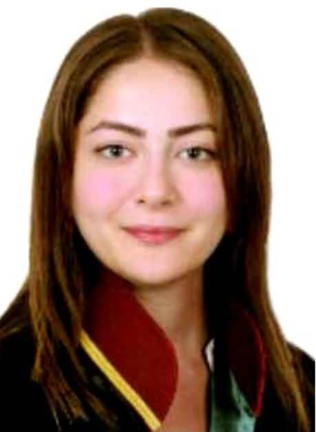 <p>Bursa'nın G&uuml;rsu il&ccedil;esinde alacak verecek meselesi nedeniyle husumetli olduğu kişilerin silahlı saldırısına uğrayan avukat Hatice Kocaefe hayatını kaybetti. Kardeşi yaralanırken, ş&uuml;pheliler ise kısa s&uuml;rede yakalandı.</p>
