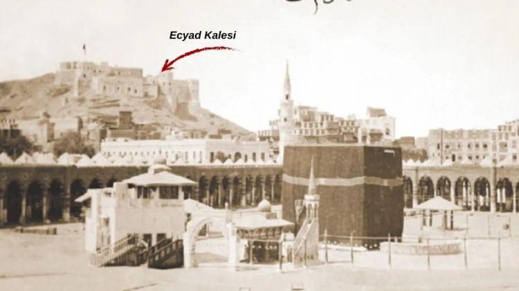 <p>2006 yılında g&uuml;n y&uuml;z&uuml;ne &ccedil;ıkarılan ve b&uuml;y&uuml;k yankı uyandıran "Sultan 2. Abd&uuml;lhamid Han&rsquo;ın Yıldız Alb&uuml;mleri&rsquo;nden Mekke ve Medine" koleksiyonu, bug&uuml;n h&acirc;l&acirc; tarihin en &ouml;nemli g&ouml;rsel belgeleri olma &ouml;zelliğini koruyor.</p>

<p>Albay Sadık Bey&rsquo;in 1880 yılında &ccedil;ektiği o kareler, artık &ccedil;oğu yerinde yeller esen Osmanlı mirasını 2026 yılına taşıyan birer zaman makinesi g&ouml;revi g&ouml;r&uuml;yor.</p>
