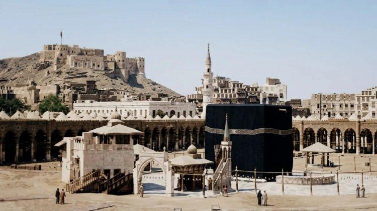 <p><span style="color:#B22222"><strong>(ECYAD KALESİ YAPAY ZEKA Y&Ouml;NTEMİYLE RENKLENDİRİLDİ)</strong></span></p>

<p><br />
Fotoğrafta, I. Abd&uuml;lhamid Han'ın 1783 yılında Mekke'yi dış saldırılardan korumak i&ccedil;in yaptırdığı ancak 2002 yılında Suudlar tarafından yıkılan Ecyad Kalesi ve K&acirc;be b&uuml;t&uuml;n ihtişamıyla duruyor.&nbsp;</p>
