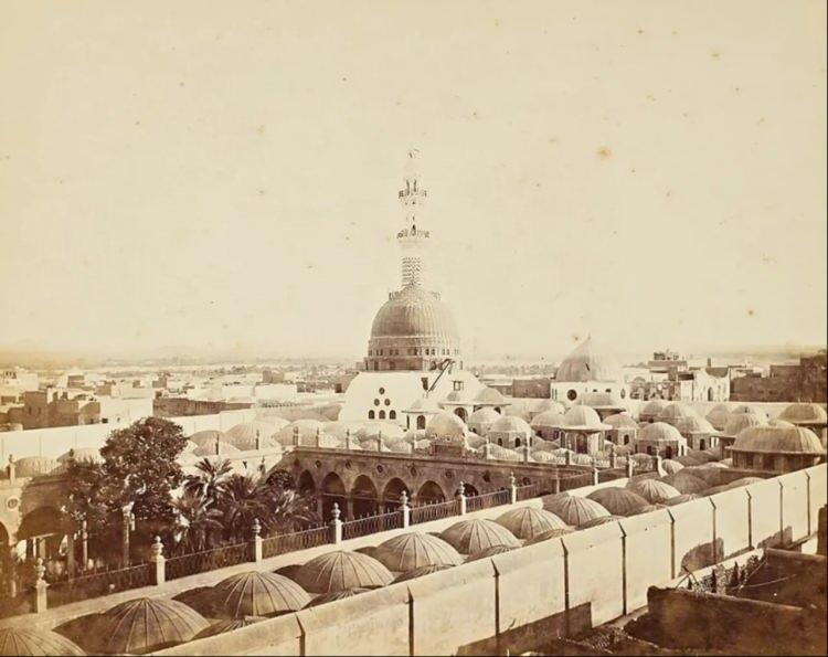 <p>Yeşil Kubbe: Sultan 2. Mahmud zamanında yapılmış.</p>

<p>Fotoğrafların belirli bir sıraya g&ouml;re verildiği alb&uuml;mde, fotoğraflı kısım, Mekke ve Medine'yi g&ouml;steren bir harita ile başlıyor.</p>

<p>&nbsp;</p>
