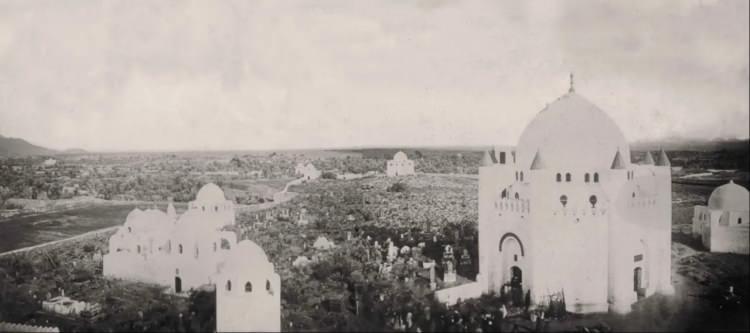 <p><font color="#b22222"><strong>CENNET&Uuml;'L BAKİ</strong></font></p>

<p>Eserde, Efendimizin annesi ve eşi Hazreti Hatice'nin Cennet&uuml;'l Mualla Mezarlığı'ndaki t&uuml;rbelerinin fotoğrafları da alb&uuml;m&uuml;n en ilgi &ccedil;ekici g&ouml;r&uuml;nt&uuml;lerinden.</p>

<p>&nbsp;</p>
