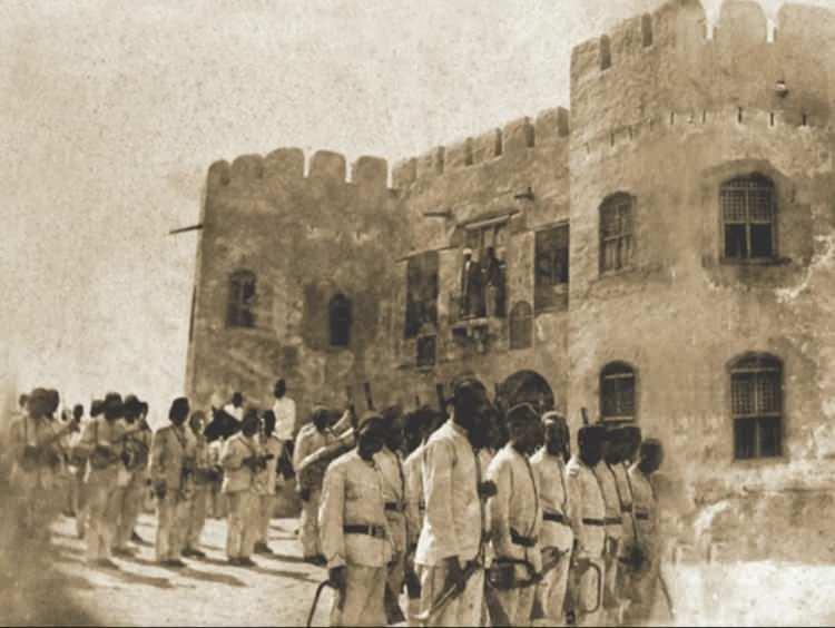 <p><font color="#b22222"><strong>GAYRETİYE KIŞLASI VE T&Uuml;RK ASKERLERİ</strong></font></p>

<p>&nbsp;</p>

<p>Ayrıca Mekke'deki 1 milyon kuruş gibi y&uuml;ksek bir meblağ harcanan Hamidiye Kışlası, T&uuml;rk dağı bitişiğindeki tepe &uuml;zerinde yapılan Gayretiye Kışlası'nın fotoğrafları da ge&ccedil;mişe ışık tutuyor.</p>

<p>&nbsp;</p>
