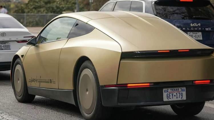 <p>Videoda, direksiyon simidi ve pedalları bulunmayan bir Cybercab'in fabrika zemininden &ccedil;ıkarak sokaklara karışması g&ouml;r&uuml;l&uuml;yor. Musk, altın renkli Cybercab'lerin konvoy halinde ilerlediği başka bir videoyu da paylaştı.&nbsp;</p>

<p>&nbsp;</p>
