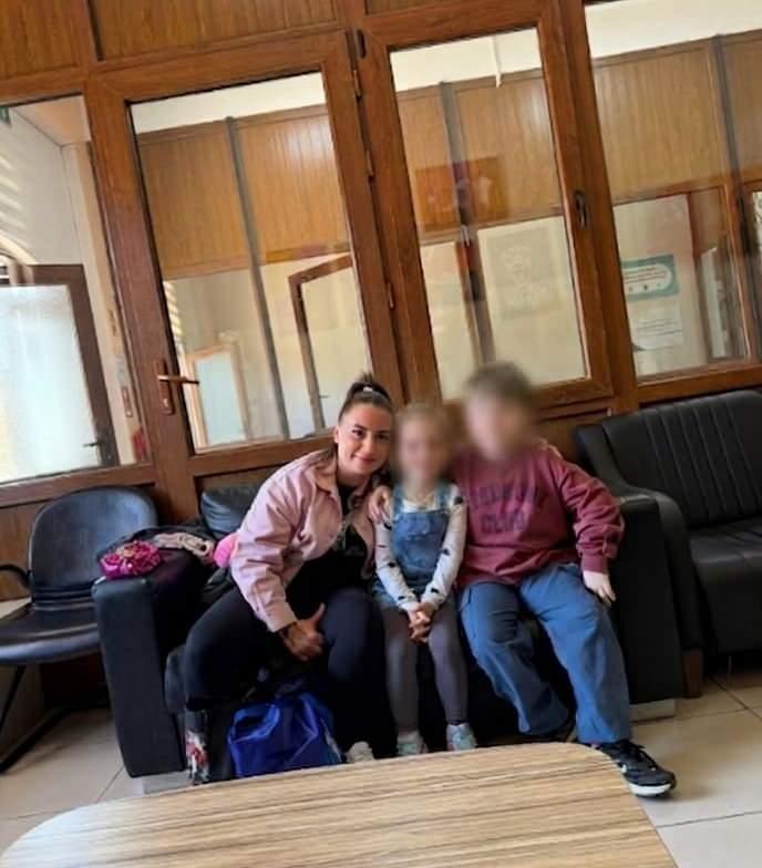 <p>Yedi yıl sonra kavuşan anne-oğul Bursa Şehirlerarası Otob&uuml;s Terminali'nde otob&uuml;s&uuml;n sefer saatini beklerken gazeteciler tarafından g&ouml;r&uuml;nt&uuml;lendi.</p>

<p>Keyifli ve mutlu olduğu g&ouml;r&uuml;nen &ccedil;ocuk, oyun oynayarak zaman ge&ccedil;irirken, annesi Rebecca da onu izledi.</p>

