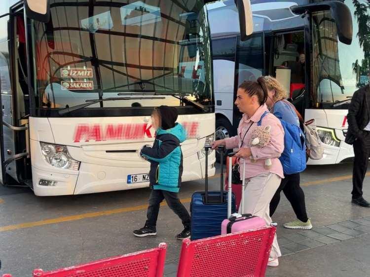 <p><span style="color:#B22222"><strong>İZMİR'DEN ALMANYA'YA GE&Ccedil;ECEKLER</strong></span></p>

<p>Rebecca S. ile oğlu, İzmir'deki işlemlerinin tamamlanmasıyla Almanya'ya d&ouml;necek.</p>

<p>K&uuml;&ccedil;&uuml;k &ccedil;ocuk bundan sonraki yaşamını, annesi ve 6 Nisan'da Aile ve Sosyal Hizmetler İl M&uuml;d&uuml;rl&uuml;ğ&uuml;'nde ilk kez tanıştığı kız kardeşi ile birlikte Almanya'da s&uuml;rd&uuml;recek.</p>
