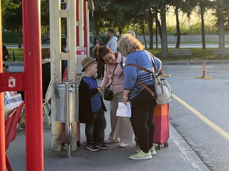 <p>Yaklaşık bir aylık &ccedil;alışma sonunda 300 saatlik g&uuml;venlik kamerası g&ouml;r&uuml;nt&uuml;lerini değerlendiren ekipler, &ccedil;ocuğu R.M.'ye ait evde bulmuştu.</p>
