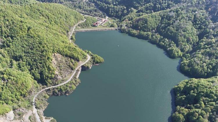 <p>2026 yılı, T&uuml;rkiye&rsquo;de baraj doluluk oranları a&ccedil;ısından dikkat &ccedil;ekici bir tablo ortaya koyuyor. &Ouml;zellikle ilkbahar yağışlarının etkisiyle bazı b&ouml;lgelerde barajlar tamamen dolarken, b&uuml;y&uuml;k şehirlerde su seviyeleri h&acirc;l&acirc; dengeli ama temkinli bir noktada seyrediyor.&nbsp;</p>
