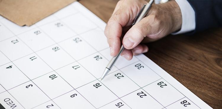 <p><span style="color:#B22222"><strong>HANGİ TARİH BAZ ALINMALI?</strong></span></p>

<p>&nbsp;</p>

<p>Ocak 2026 tarihi itibarıyla ka&ccedil;ak telefon sahiplerine BTK tarafından gelen SM<strong>​</strong>S tarihinin baz alınması gerekiyor. 5 Ocak 2026 tarihinde gelen SMS ile ka&ccedil;ak telefonun kaydettirilmesi uyarısı yapıldıysa<span style="color:#B22222"><strong> 5 Mayıs 2026 tarihine kadar telefon iletişime a&ccedil;ık kalabiliyor.</strong></span></p>
