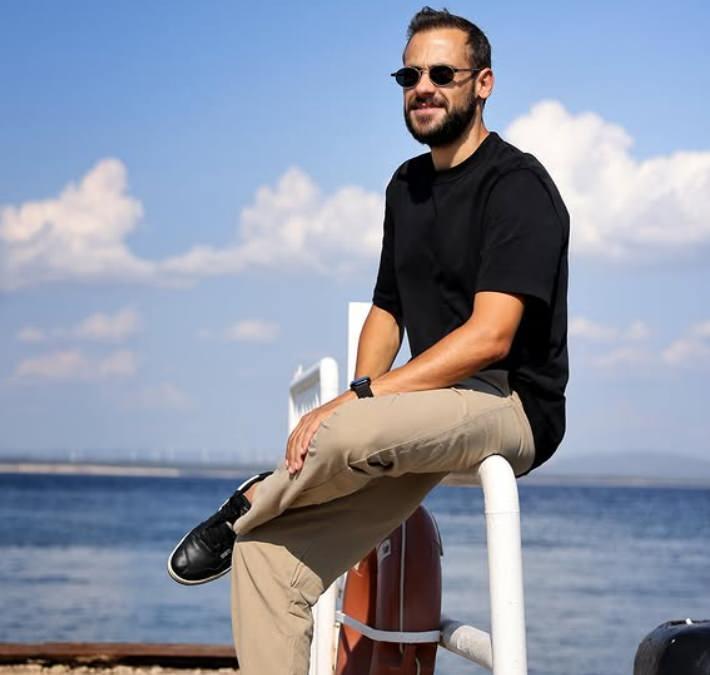 <p><strong>G&uuml;nl&uuml;k yaşamda karşılaşılan trafik magandalığından sıra ihlallerine kadar pek &ccedil;ok konuya değinen Erdim, insanların temel nezaket kurallarından uzaklaştığını vurguladı.</strong></p>
