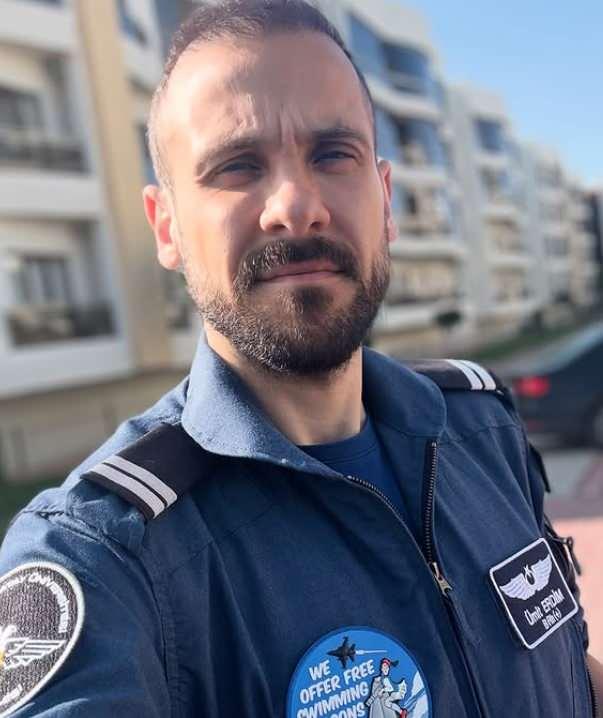 <p><strong>&Uuml;nl&uuml; oyuncu a&ccedil;ıklamalarında şu ifadeleri kullandı:</strong></p>

<p><span style="color:#800080"><strong><em>"İnsanlar sıraya girmeyi bilmiyorlar, &ccedil;&ouml;p&uuml;n&uuml; tutmayı bilmiyorlar, araba kullanmayı bilmiyorlar. S&uuml;rekli kavga etmek isteyen bir tavır var. Onu d&ouml;vmek istiyor, beni d&ouml;vmek istiyor; adam resmen hayatı d&ouml;vmeye &ccedil;alışıyor."</em></strong></span></p>
