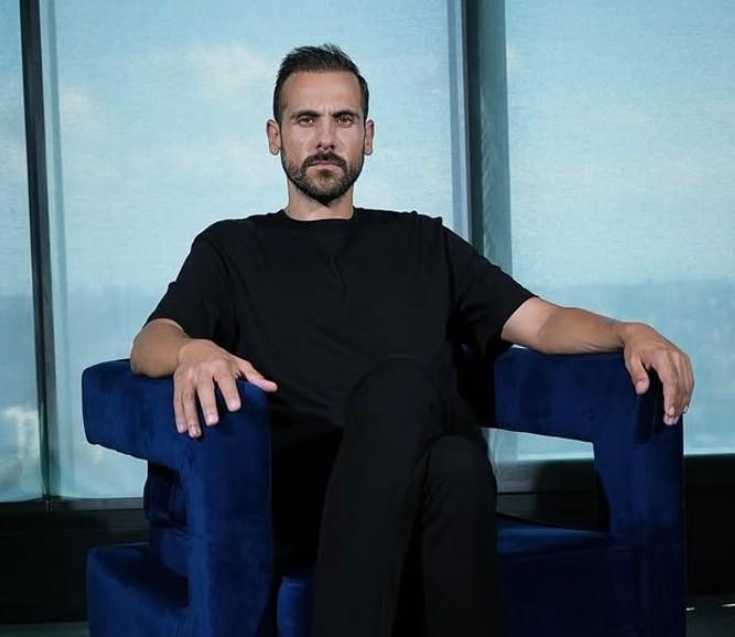 <p><span style="color:#B22222"><strong>"KİMSE SİZİ SEVMEDİ Mİ?"</strong></span></p>
