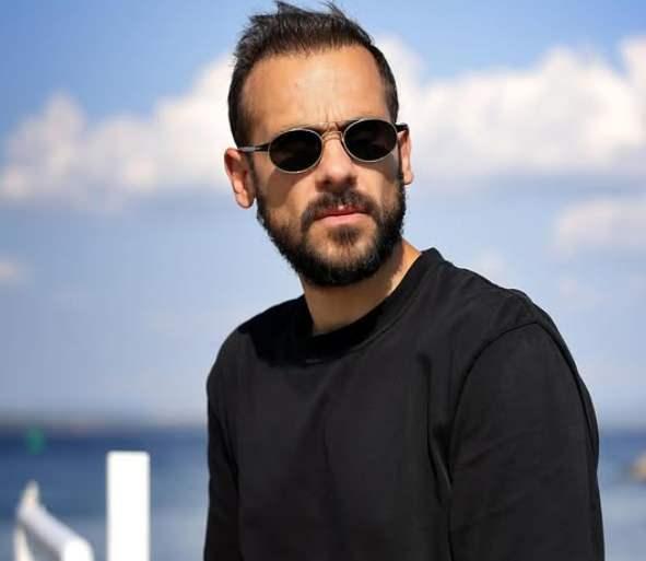 <p><strong>Erdim, <span style="color:#800080"><em>"Kimse sizi sevmedi mi ya da siz hi&ccedil; kimseyi sevmediniz mi? Aşağılık bir g&uuml;ruhun i&ccedil;inde yaşamaya &ccedil;alışıyoruz."</em></span> diyerek toplumsal d&uuml;zene sert &ccedil;ıkışta bulundu.</strong></p>
