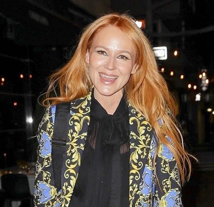 <p><span style="color:#FF0000"><strong>"ELEKTRİK YOKTU SU YOKTU"</strong></span></p>

<p><strong>"Yaşam tarzımız tamamen g&uuml;nl&uuml;k ge&ccedil;imle ilgiliydi. Elektrik yoktu, musluklardan akan su yoktu. Evin dışında bir tuvaletimiz vardı" diyen &uuml;nl&uuml; yıldız, en basit konfora bile ulaşamadığını ancak bu durumun onu şu an olduğu kişi haline getirdiğini s&ouml;yledi.</strong></p>
