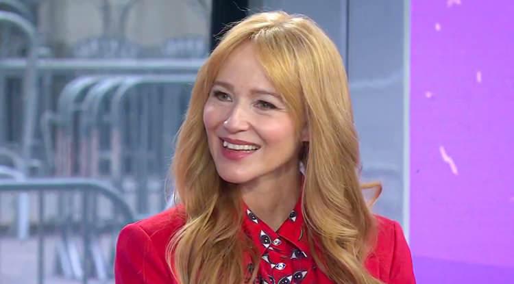 <p><span style="color:#B22222"><em><strong>D&ouml;rt kez Grammy &Ouml;d&uuml;l&uuml;'ne aday g&ouml;sterilen d&uuml;nyaca &uuml;nl&uuml; şarkıcı Jewel, &ccedil;ocukluk yıllarına dair yaptığı a&ccedil;ıklamalarla g&uuml;ndem oldu. Zor bir &ccedil;ocukluk yaşadığını anlatan &uuml;nl&uuml; şarkıcının itirafları&nbsp; hayranlarını &ccedil;ok şaşırttı.</strong></em></span></p>
