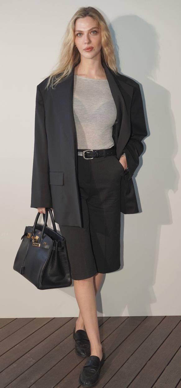 <p>&Uuml;nl&uuml; şarkıcı İdo Tatlıses'in eşi Yasemin Tatlıses, ge&ccedil;tiğimiz g&uuml;n bir etkinlikte objektiflere yansıdı. Sosyal medya hesabından yaptığı paylaşımlarla sık sık g&uuml;ndem olan &uuml;nl&uuml; isim, aile yaşantısına dair dikkat &ccedil;eken a&ccedil;ıklamalarda bulundu.</p>
