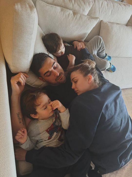 <p>&nbsp;Minik Ayel'in durumunun iyi olduğunu dile getiren Tatlıses, eşinin desteğini de vurgulayarak "Ufak tefek şeyler oluyor. Kırığımız, &ccedil;ıkığımız olmadan o da ben de sıyırdık bu işten. İdo ailemizin soğuk kanlısı. Bu tarz olaylarda o soğukkanlı karşılıyor." dedi.</p>
