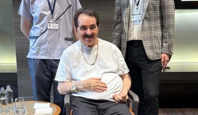 <p>Şimdilerde evinde dinlenen kayınpederinin sağlık durumundan bahseden Yasemin Tatlıses, "Her ailede bazı aksilikler olabiliyor. Kayınpederim de &ccedil;ok iyi oğlum da &ccedil;ok iyi ş&uuml;k&uuml;rler olsun" ifadelerini kullandı.</p>
