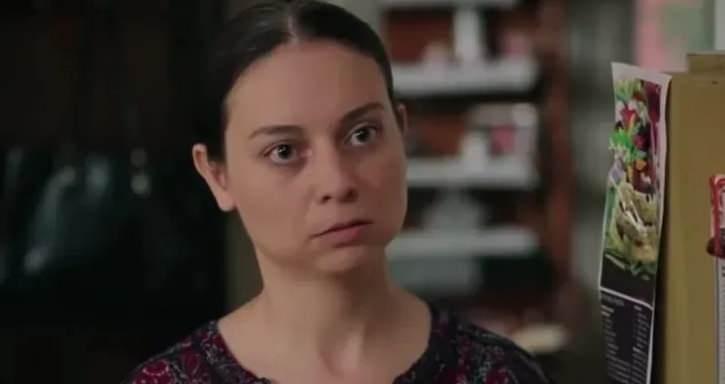 <p>Oynadığı Aliye ve Zerda ile izleyici karşısına &ccedil;ıkan oyuncu Derya Artemal, son olarak rol aldığı Kırgın &Ccedil;i&ccedil;ekler dizisindeki "Kemal'im yapmaz" repliğiyle hafızalara kazınmıştı.</p>
