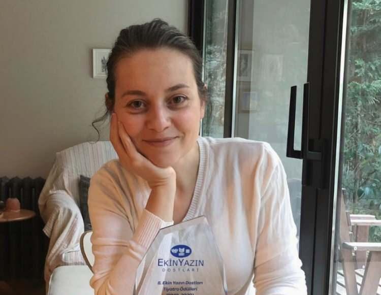 <p>BEYAZLAYAN SA&Ccedil;LARIYLA POZ VERDİ</p>
