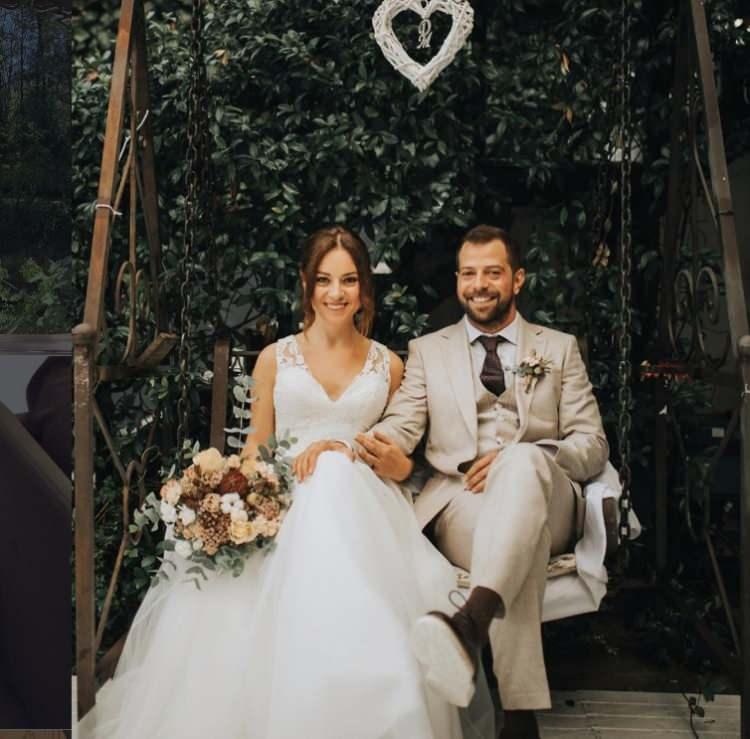 <p>&Uuml;nl&uuml; oyuncu tiyatrocu Memetcan Diper ile hayatını birleştirdi.&nbsp;</p>
