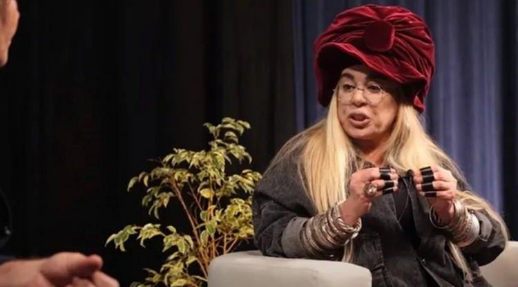 <p><span style="color:#B22222"><em><strong>Yeni şarkısı "Geliyorlar Gidiyorlar" i&ccedil;in b&uuml;y&uuml;k bir heyecan yaşayan &uuml;nl&uuml; sanat&ccedil;ı Zerrin &Ouml;zer, basın mensuplarıyla bir araya geldiği buluşmada samimi tavırlarıyla ilgi odağı haline geldi. Dikkat &ccedil;eken a&ccedil;ıklamalara imza atan &Ouml;zer, en b&uuml;y&uuml;k korkusunu ilk kez ifade etti.</strong></em></span></p>
