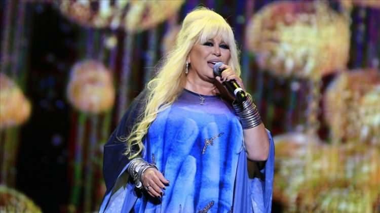 <p><strong>"Her Şey Seninle G&uuml;zel", "Paşa G&ouml;nl&uuml;m", "Son Mektup" ve "Şimdi Hayallerdesin" gibi unutulmaz par&ccedil;alarla yıllara meydan okuyan Zerrin &Ouml;zer, yeni şarkısı "Geliyorlar Gidiyorlar" &ouml;ncesi İstanbul'da basın mensuplarıyla bir araya geldi.</strong></p>
