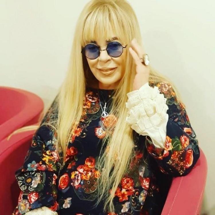 <p><strong>Son olarak "Basit Numaralar" ile m&uuml;zik listelerinde zirveye yerleşen &Ouml;zer, yeni şarkısı i&ccedil;in de titiz bir hazırlık s&uuml;reci y&uuml;r&uuml;tt&uuml;.</strong></p>
