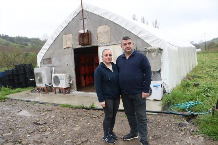 <p>Eşine &uuml;retimde yardımcı olan 49 yaşındaki İsmail Parlak ise emekli olana kadar doğadan kopuk yaşadıklarını, emekli olunca da doğaya d&ouml;nmeye başladıklarını ifade etti.&nbsp;</p>

